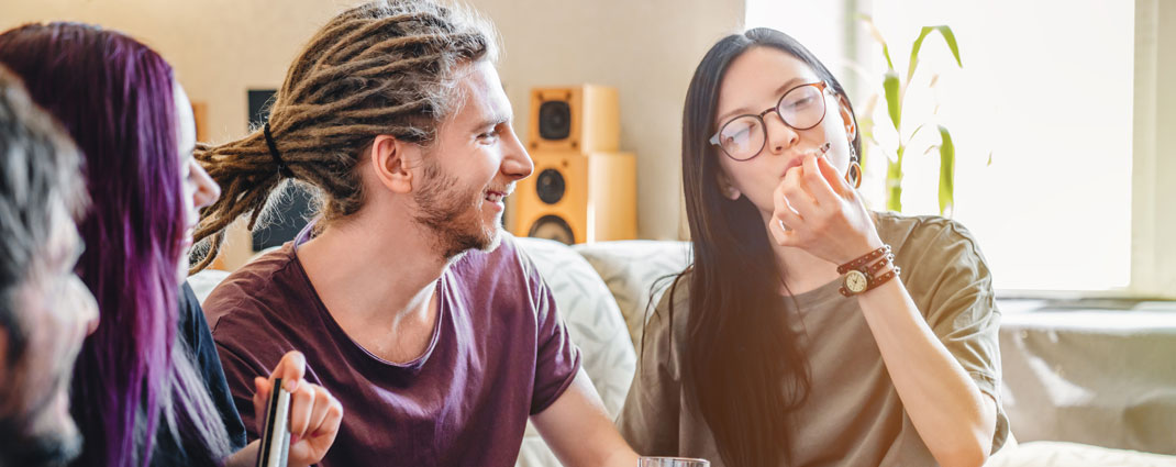 eerste-jointjes-vertrouwde-omgeving Rook je eerste jointjes altijd in een vertrouwde omgeving.