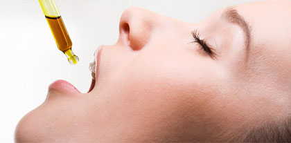 inname-wietolie-onder-tong Druppelen wietolie direct onder de tong