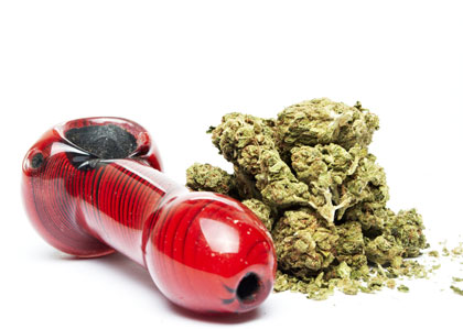 wiet-roken-met-wietpijpje Pure marijuana roken met een wietpijpje